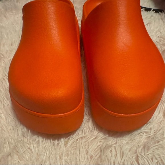 CROCS red/orange size 7 - Picture 2 of 8